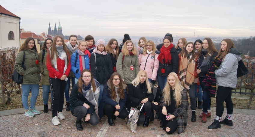 Zdjęcie grupowe uczennic na tle czeskiej Pragi