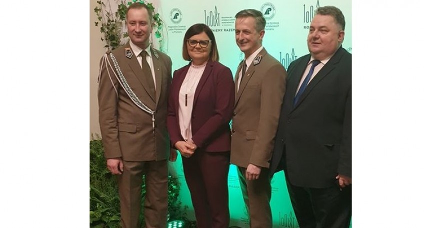 Na zdjęciu stoją cztery osoby, w tym Starosta Szamotulski Pani Beata Hanyżak, Burmistrz Gminy Pniewy Pan Jarosław Przewoźny oraz dwóch przedstawicieli Regionalnej Dyrekcji Lasów Państwowych