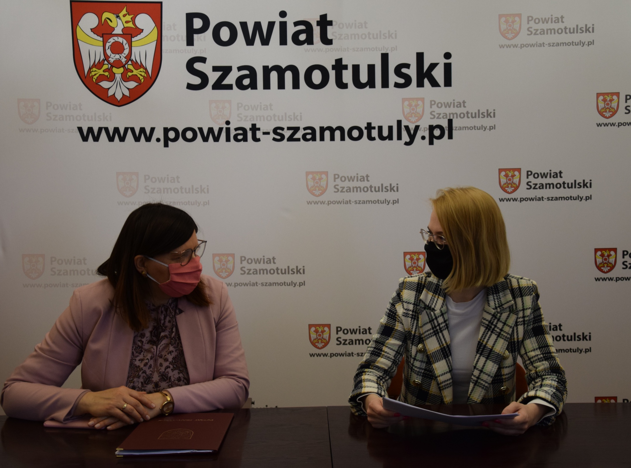 Pani Poseł Marta Kubiak i Pani Starosta Beata Hanyżak rozmawiają o planowanych inwestycjach
