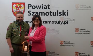 Starosta Szamotulski Beata Hanyżak i Komendant Hufca ZHP Mariusz Stołowski podczas przekazania Betlejemskiego Światełka Pokoju 