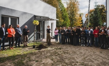 Zarząd Powiatu Szamotulskiego podczas obchodów Dnia Drzewa w Zespole Szkół nr 1 we Wronkach 