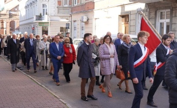 Starosta Szamotulski Beata Hanyżak, Dyrektor I Liceum Ogólnokształcącego Justyna Szaniawska-Budaj, Dyrektor Biblioteki Publiczneg MiG Szamotuły Piotr Nowak oraz zaproszeni goście podczas marszu do budynku szkoły