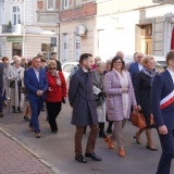 Starosta Szamotulski Beata Hanyżak, Dyrektor I Liceum Ogólnokształcącego Justyna Szaniawska-Budaj, Dyrektor Biblioteki Publiczneg MiG Szamotuły Piotr Nowak oraz zaproszeni goście podczas marszu do budynku szkoły