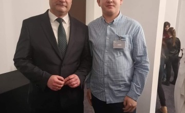 Minister Rozwoju i Technologii Krzysztof Paszyk wraz z uczniem ZSS w Szamotułach