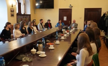 Starosta Szamotulski wraz z Zarządem Powiatu, Dyrektorem Dyrektor Wydziału Edukacji, Spraw Obywatelskich, Kultury, Sportu i Turystyki oraz zawodniczkami Licealiady, trenerkami i Dyrektor I LO w Szamotułach