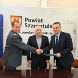 Wicestarosta Szamotulski Przemysław Nowak, Zastępca Dyrektora Zakładu Karnego we Wronkach ppłk Krzysztof Kaczmarek oraz Dyrektor SP ZOZ w Szamotułach Remigiusz Pawelczak