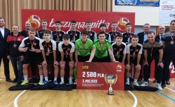 Drużyna Red Dragons Pniewy z pucharem za zajęcie 3 miejsca na Młodzieżowych Mistrzostwach Polski U-19