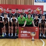 Drużyna Red Dragons Pniewy z pucharem za zajęcie 3 miejsca na Młodzieżowych Mistrzostwach Polski U-19