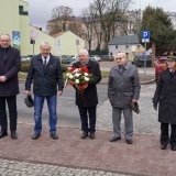 Przedstawiciele władz Powiatu Szamotulskiego, Miasta i Gminy Szamotuły oraz Związku Kombatantów RP i Byłych Więźniów Politycznych, podczas składania wiązanek kwiatów (1)