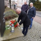 Przedstawiciele władz Powiatu Szamotulskiego, Miasta i Gminy Szamotuły oraz Związku Kombatantów RP i Byłych Więźniów Politycznych, podczas składania wiązanek kwiatów (2)