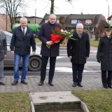 Przedstawiciele władz Powiatu Szamotulskiego, Miasta i Gminy Szamotuły oraz Związku Kombatantów RP i Byłych Więźniów Politycznych, podczas składania wiązanek kwiatów (4)