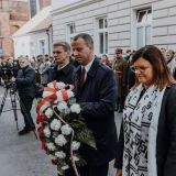 Wojewoda Michał Zieliński, Starosta Beata Hanyżak oraz Burmistrz Włodzimierz Kaczmarek składający kwiaty