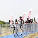 Zawodnicy jadący na rowerach w Samsung River Triathlon Series (4)