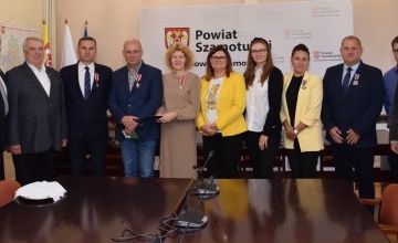 Wręczono honorowe odznaczenia pracownikom Starostwa Powiatowego w Szamotułach (3)