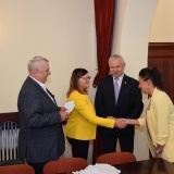 Wręczono honorowe odznaczenia pracownikom Starostwa Powiatowego w Szamotułach (1)