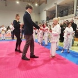 Młody karateka odbiera nagrody 