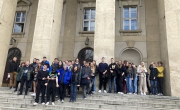 uczniowe szamotulskich szkół na tle Uniwerystetu Ekonomicznego w Poznaniu