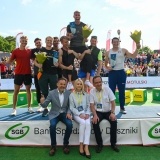 Piotr Lisek wraz z innymi zawodnikami i gośćmi na podium
