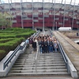 Uczniowie na schodach pod Stadionem Narodowym w Warszawie 