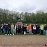 Uczniowie pod pomnikiem Chopina w Warszawie 
