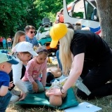 Dzieci uczące się resuscytacji 