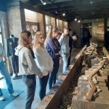 Zwiedzanie muzeum w Żabikowie, uczniowie oglądają ekspozycje 