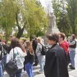Zwiedzanie muzeum w Żabikowie, uczniowie oglądają pomnik upamiętniający wojnę