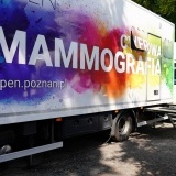 Mobilna Strefa Zdrowia gościła w Szamotułach - Autokar z kolorową grafiką i napisem Mammografia przystosowany do  wykonywania badań
