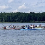 Kajakarze w kolorowych kajakach na jeziorze Piątkowskim 