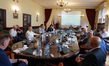 Rada Powiatu Szamotulskiego na dali w Starostwie Powiatowym w Szamotułach,  radni siedzą przy stole
