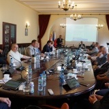Rada Powiatu Szamotulskiego na dali w Starostwie Powiatowym w Szamotułach,  radni siedzą przy stole