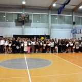 Duża grupa uczniów LO nr 1 w Szamotułach, która otrzymała świadectwa z wyróżnieniem, stoją na środku hali