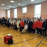 Nauczyciele i uczniowie Zespołu Szkół Specjalnych w Szamotułach stoją odśpiewując hymn szkoły