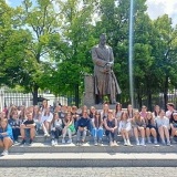 Uczniowie pod Pomnikiem Józefa Piłsudskiego w Warszawie 