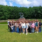 Uczniowie w Łazienkach Królewskich pod pomnikiem Chopina