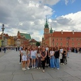 Uczniowie pod Zamkiem Królewskim w Warszawie 