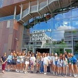 Uczniowie pod Centrum Naukowym Kopernik