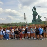 Duża grupa uczniów pod pomnikiem Syrenki nad Wisłą 