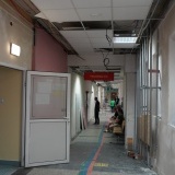 Remontowany korytarz na parterze w szpitalu, w tle pacjenci szpitala 