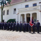 Policjanci wraz ze sztandarami ustawieni pod Muzeum - Zamek  Górków 