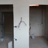 Nowe izolatki w szpitalu bez drzwi, widoczne materiały budowlane