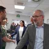 Minister Zdrowia Adam Niedzielski i Starosta Szamotulski Besta Hanyżak witają szereg pracowników  szpitala