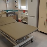 Sala zabiegowa dostosowana do osób niepełnosprawnych z dużym łóżkiem i sprzętem medycznym 