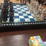 Czarno biała szachownica z pięknie rzeźbionymi figurami i pionkami 