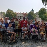 Grupa uczestników wycieczki wraz z opiekunami na tle zabytków w Kazimierzu Dolnym
