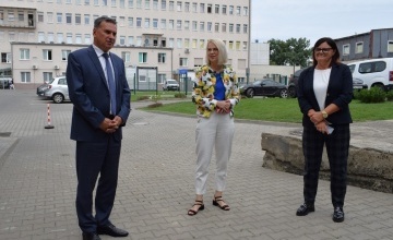 Dyrektor SPZOZ Remigiusz Pawelczak, Poseł na Sejm Marta Kubiak  oraz Starosta Szamotulski Beata Hanyżak rozmawiają przed budynkiem szpitala