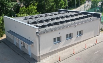 Budynku stacji uzdatniania wody w Szpitalu Powiatowym w Szamotułach z widoczną instalacją fotowoltaiczną 