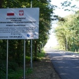 tablica inforemacyjna przy wybudowanej ścieżce pieszo-rowerowej wzdłuż drogi 1852P Ostroróg - Wielonek 
