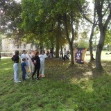Młodzież w parku rzucająca woreczkami do celu w parku
