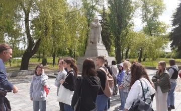 Uczniowie na wycieczce w Muzeum w Żabikowie oglądają pomnik